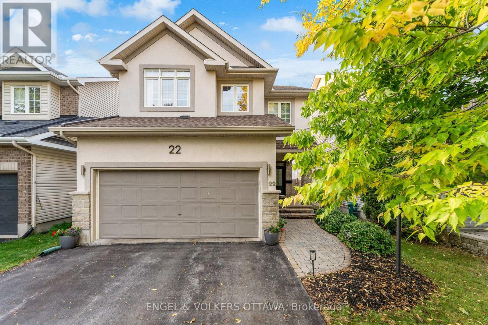 22 Friendly Cres, Ottawa, ON K2S 2B6