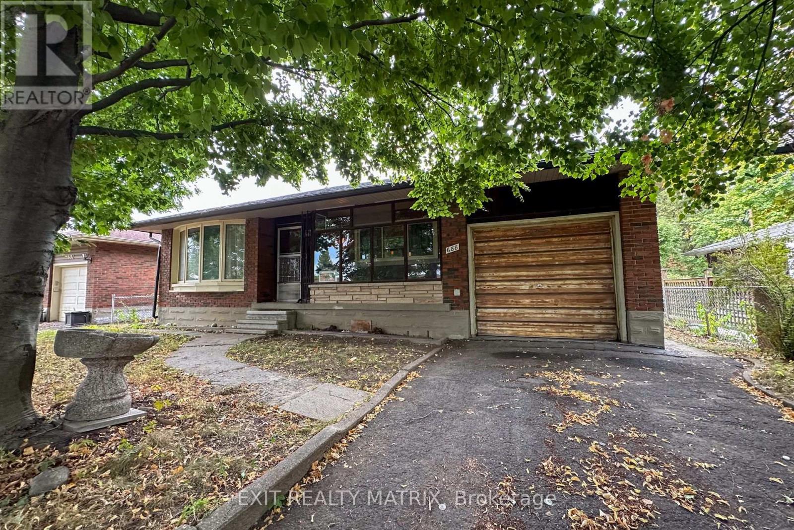 688 Ellen Ave, Ottawa, ON K1G 2Z6