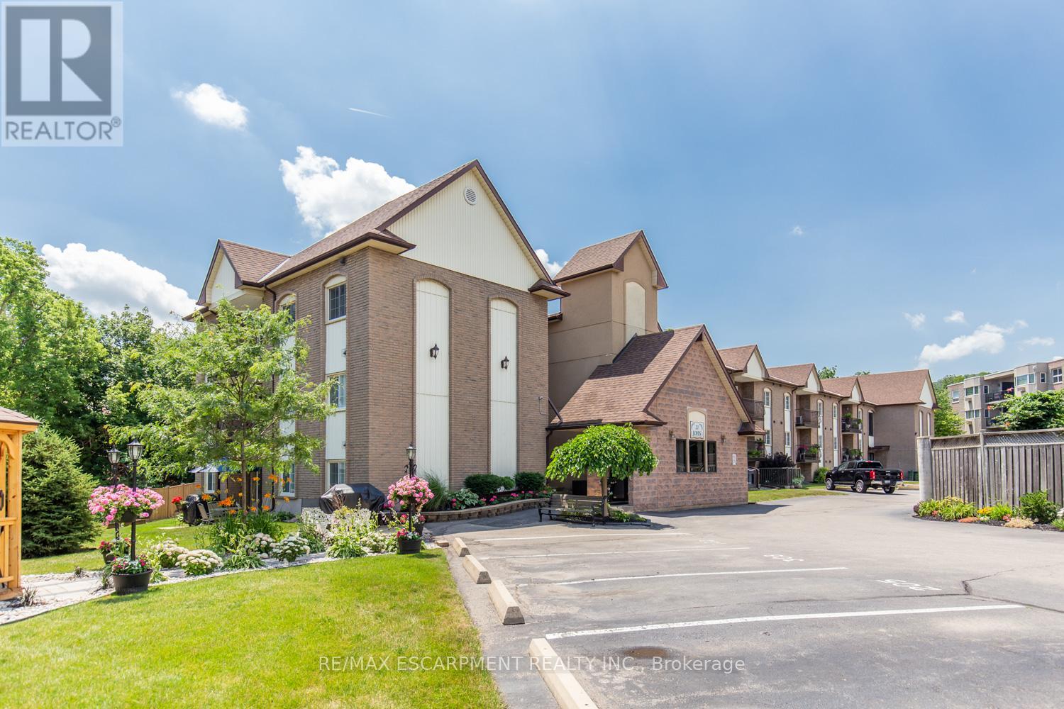 110 20 John St, Grimsby, ON L3M 1X5