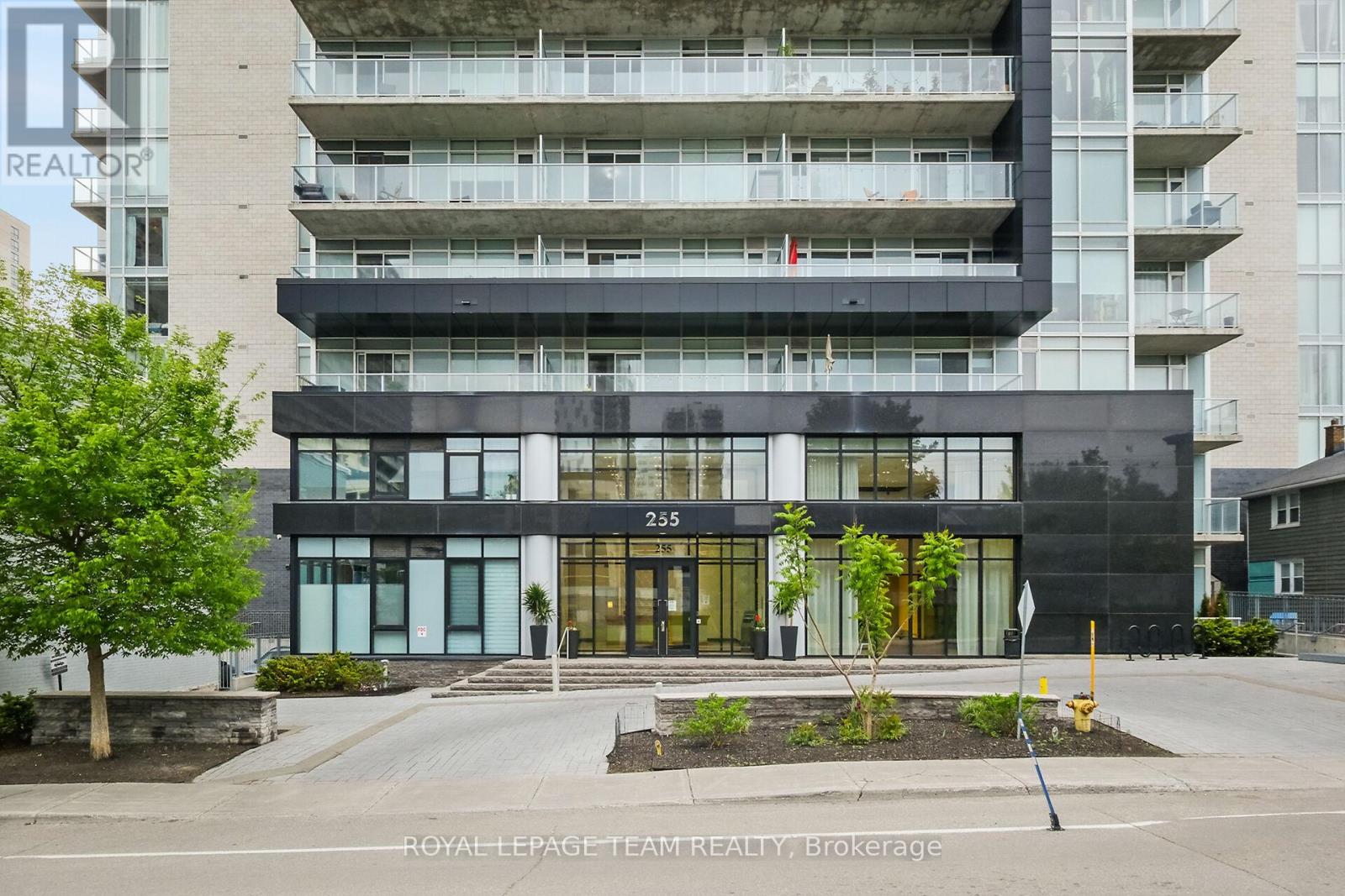 909 255 Bay St, Ottawa, ON K1R 0C5