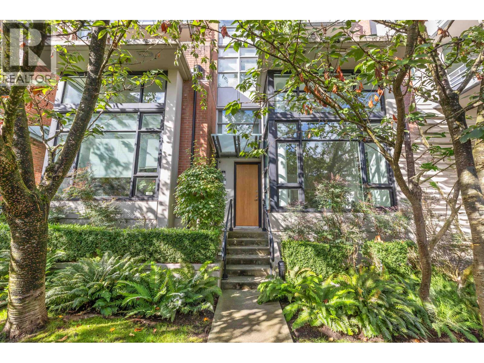 2727 Sophia St, Vancouver, BC V5T 3L1