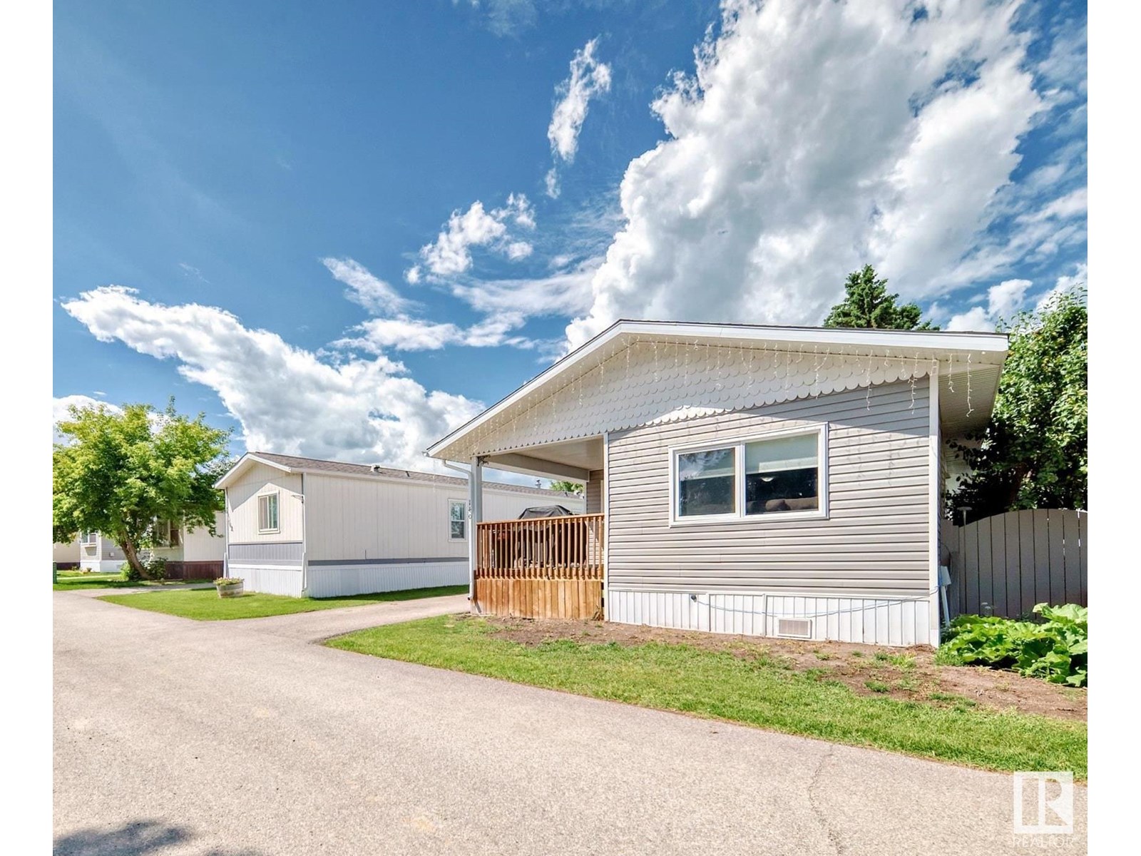 140 W View Cr NW, Edmonton, AB T5S 1T5