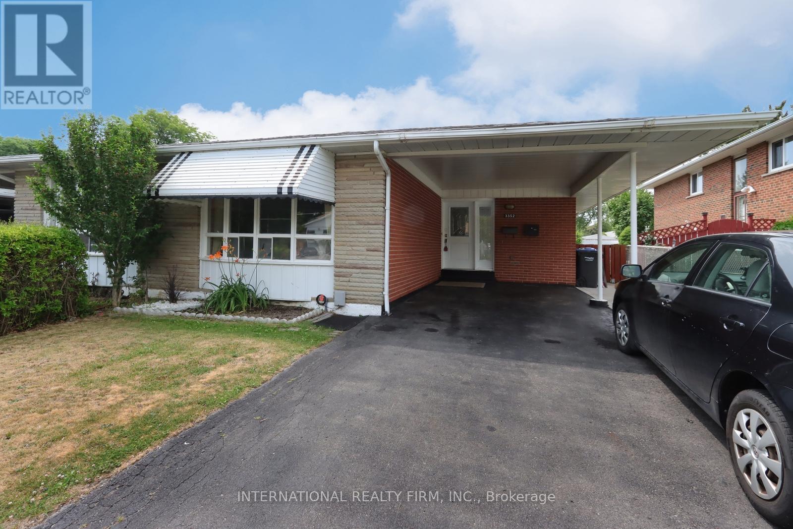 3352 Queen Frederica Dr, Mississauga, ON L4Y 3B2