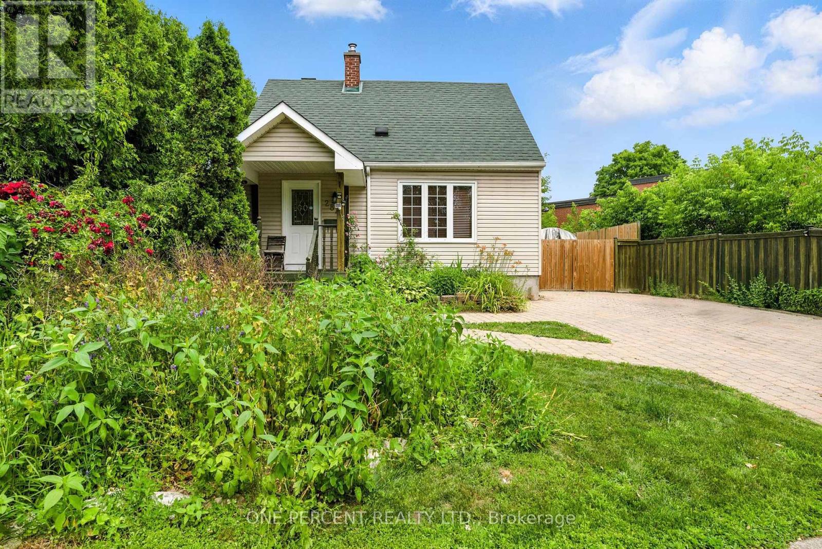 284 Anna Ave, Ottawa, ON K1Z 7V6
