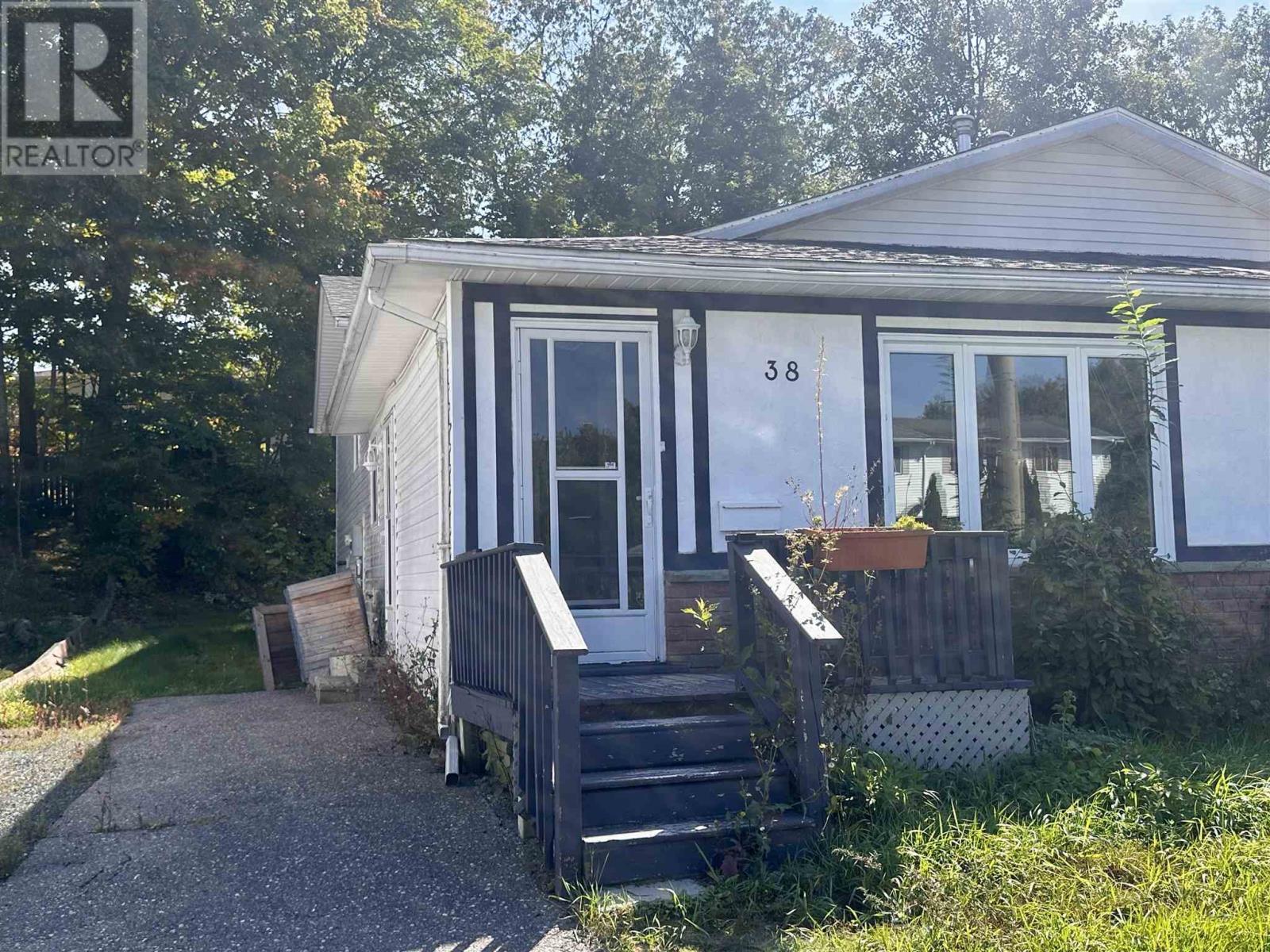 38 Beckett Blvd, Elliot Lake, ON P5A 3P7