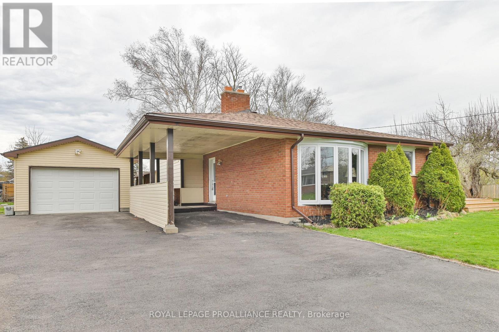 16 Thurlow Dr W, Belleville, ON K8N 0N8