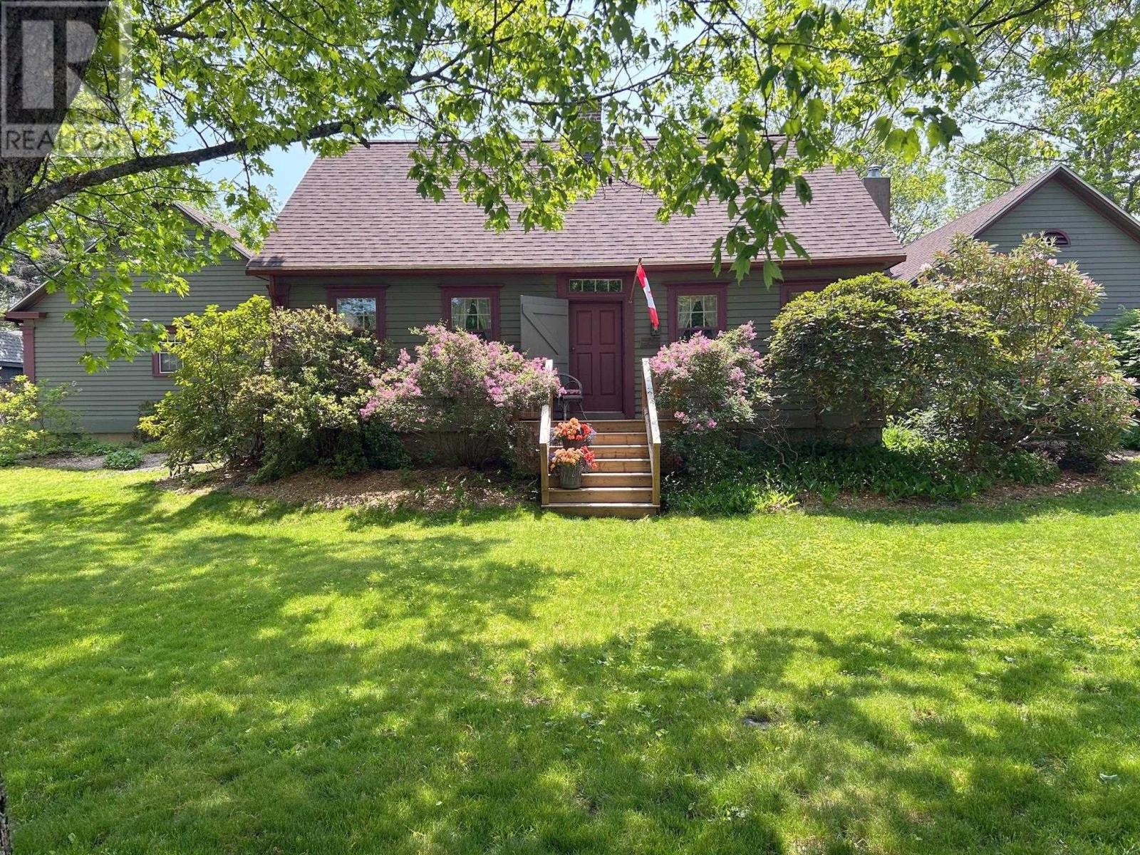 328 Main St, Mahone Bay, NS B0J 2E0