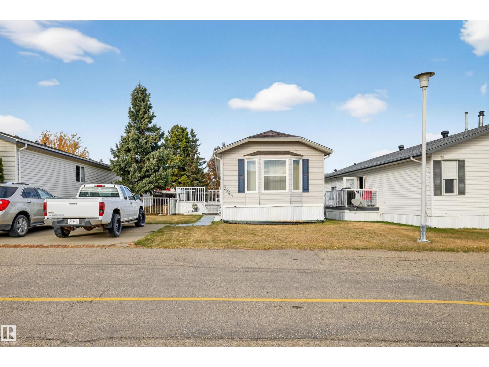 3245 Lakewood Cl NW, Edmonton, AB T5S 2R8