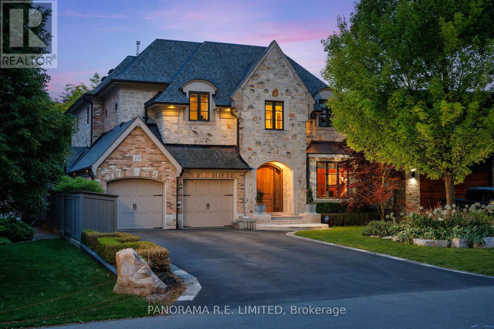 19 Graystone Gdns, Toronto, ON M8Z 3C2