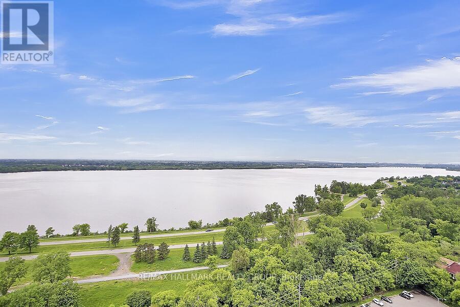410 1081 Ambleside Dr, Ottawa, ON K2B 8C8