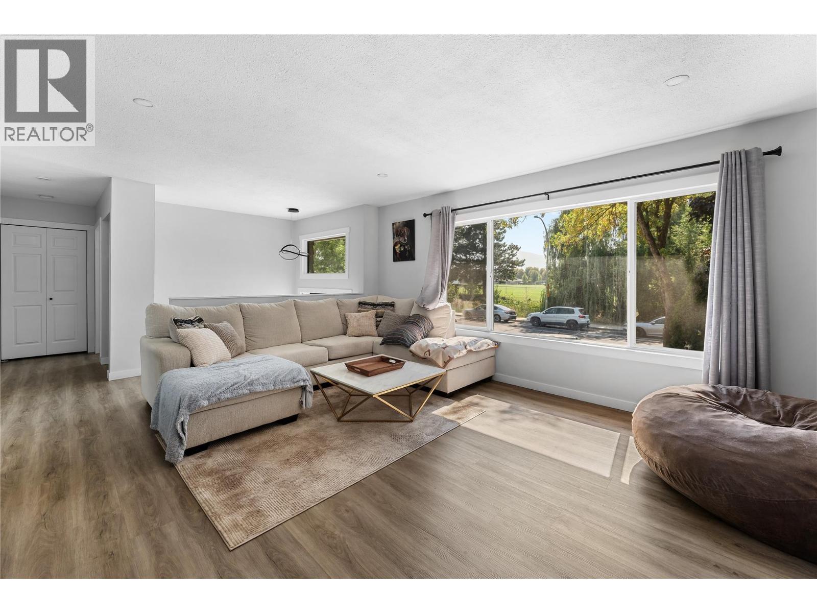 950 Raymer Ave, Kelowna, BC V1Y 4Z9