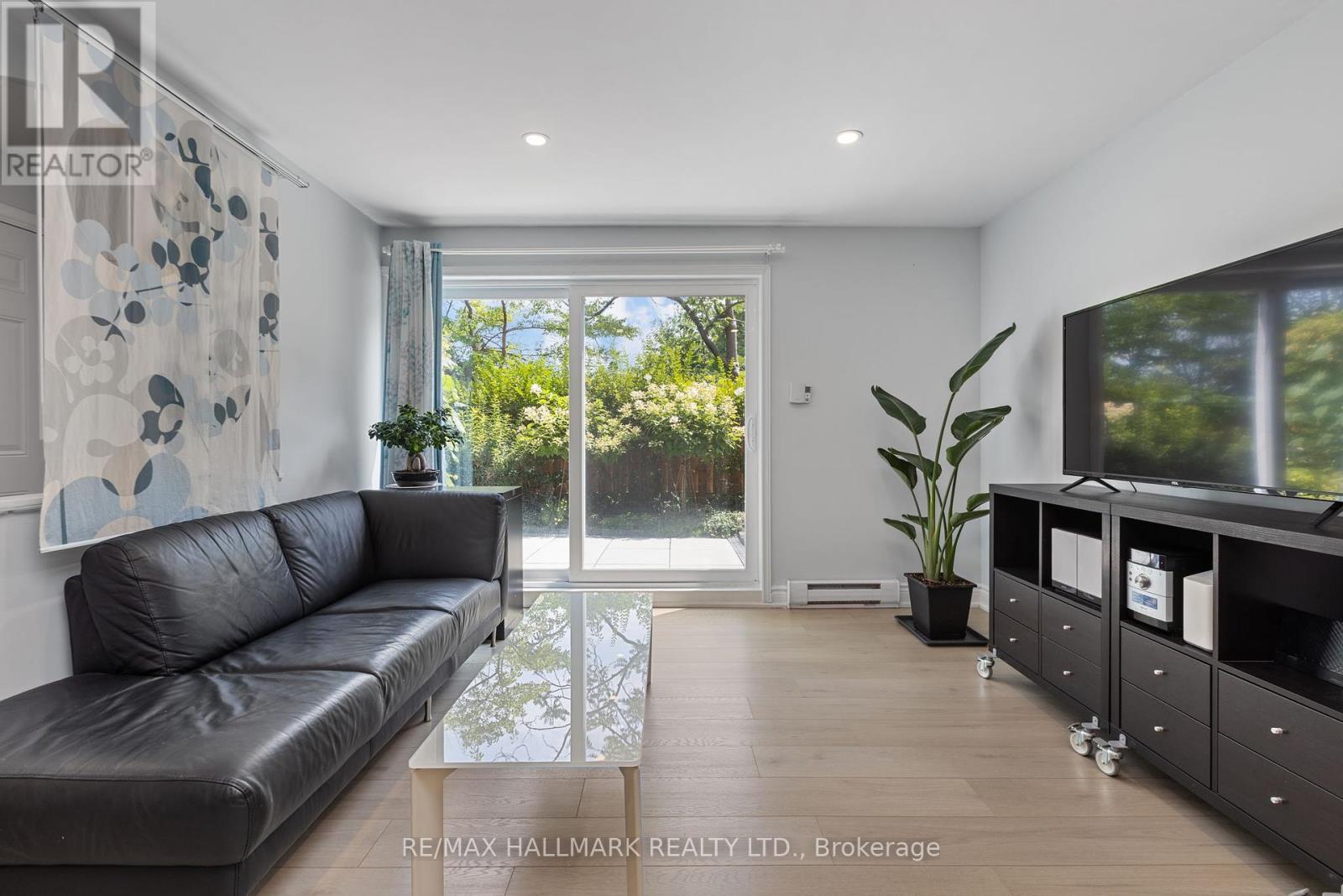 130 3040 Constitution Blvd, Mississauga, ON L4Y 3X7