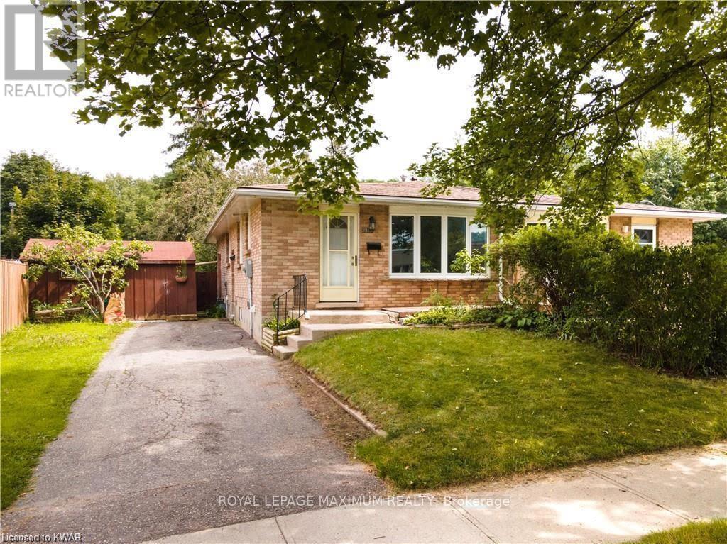231 A Cedarbrae Ave, Waterloo, ON N2L 4S6