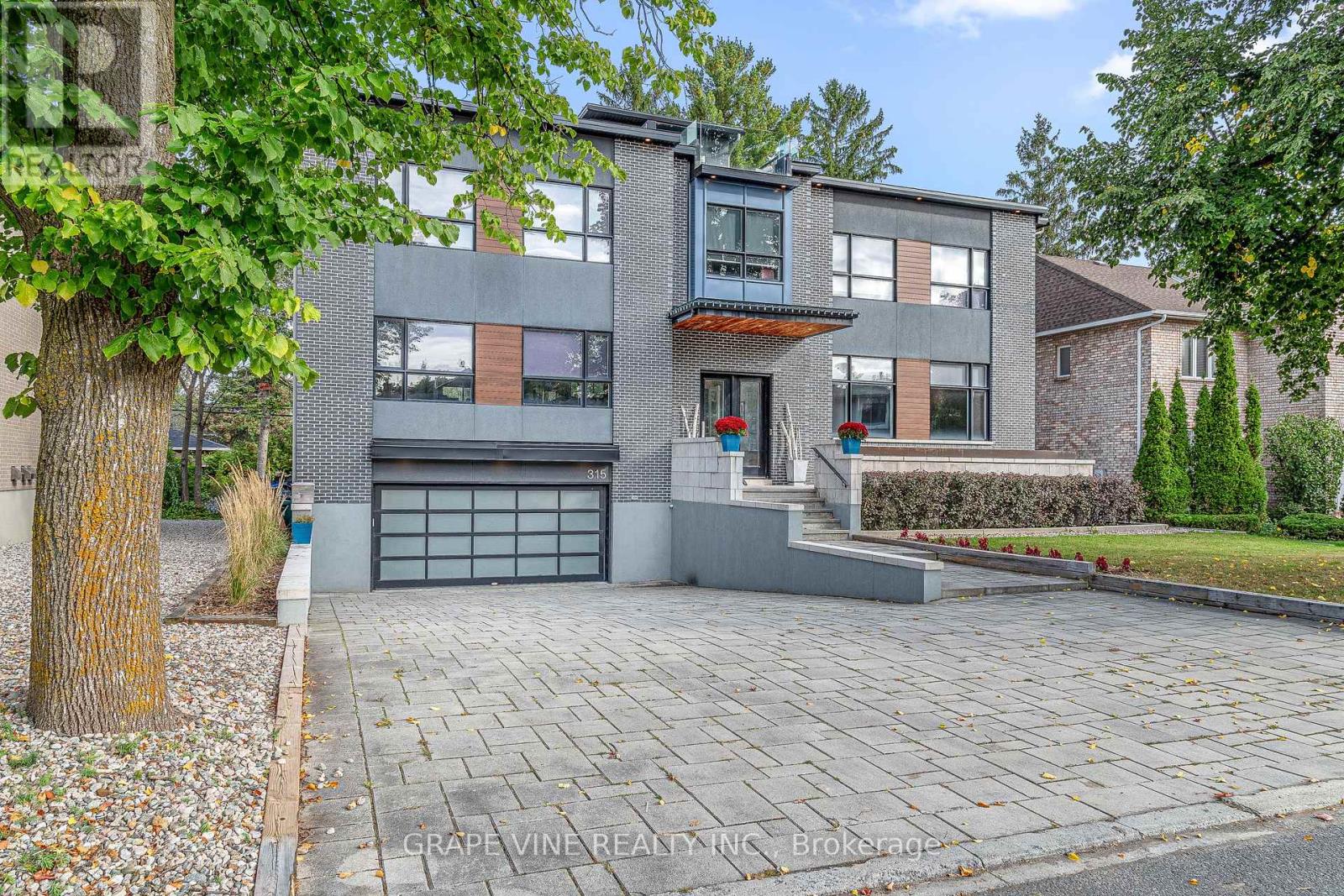 315 Crestview Rd, Ottawa, ON K1H 5G4