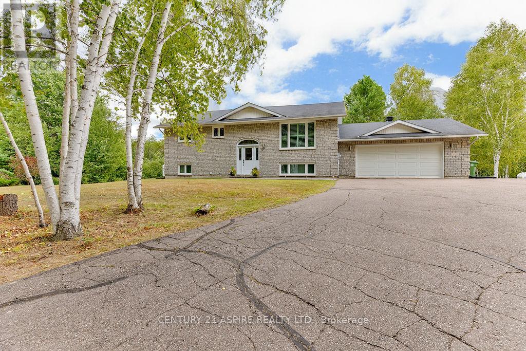 39 Sufian St, Laurentian Valley, ON K8A 6W6