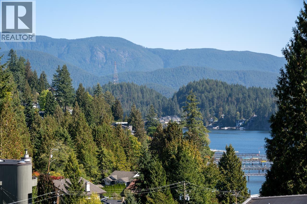 4477 Strathcona Rd, North Vancouver, BC V7G 1G7