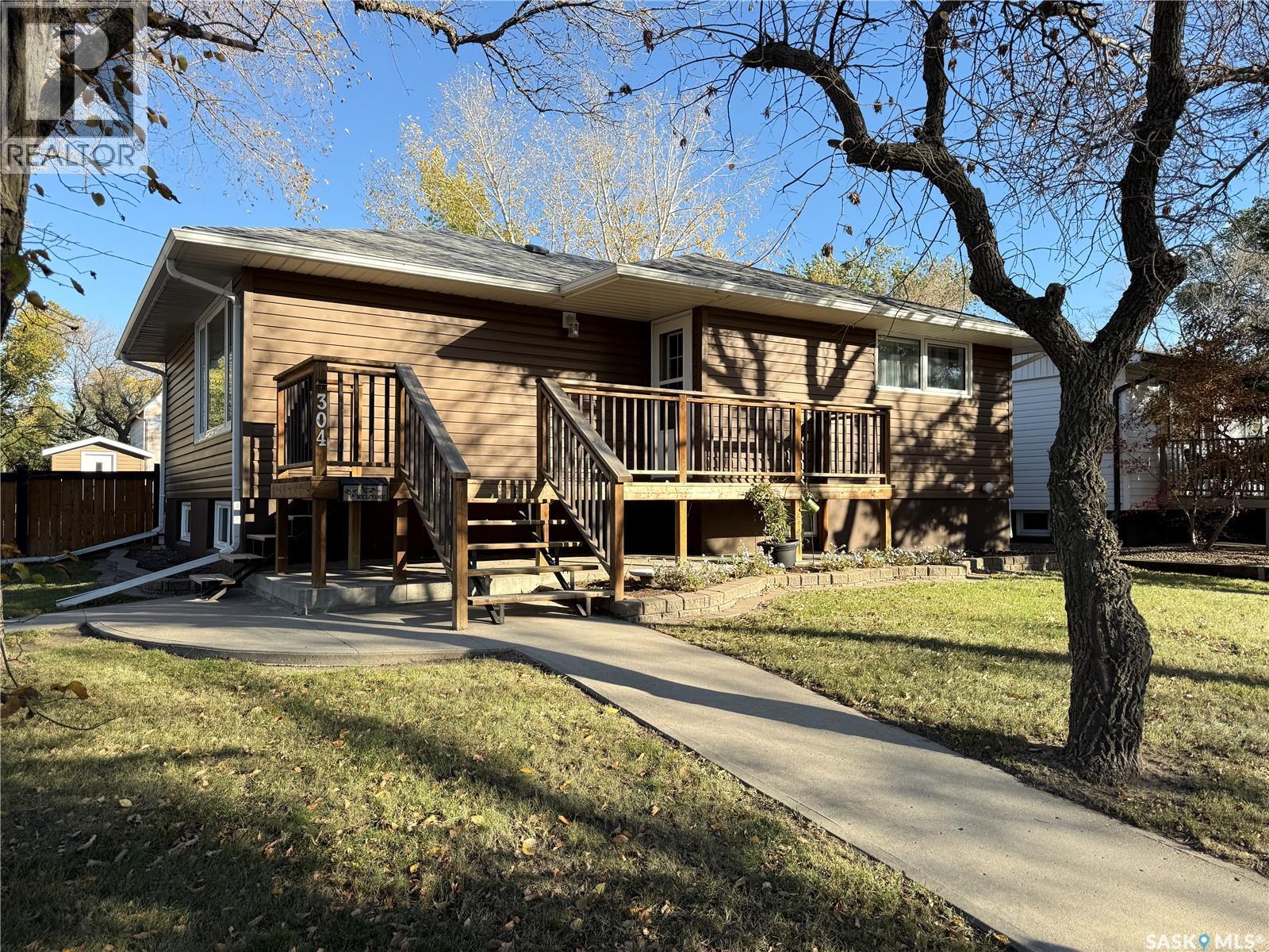304 Government Rd S, Weyburn, SK S4H 2A8