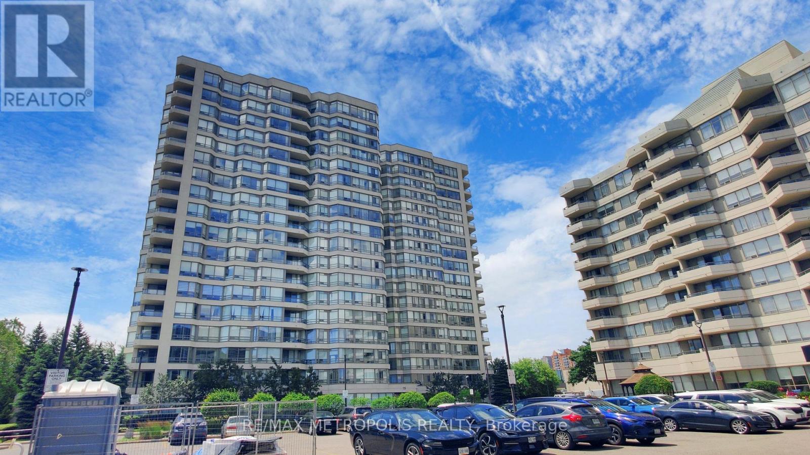 1703 75 King St E, Mississauga, ON L5A 4G5