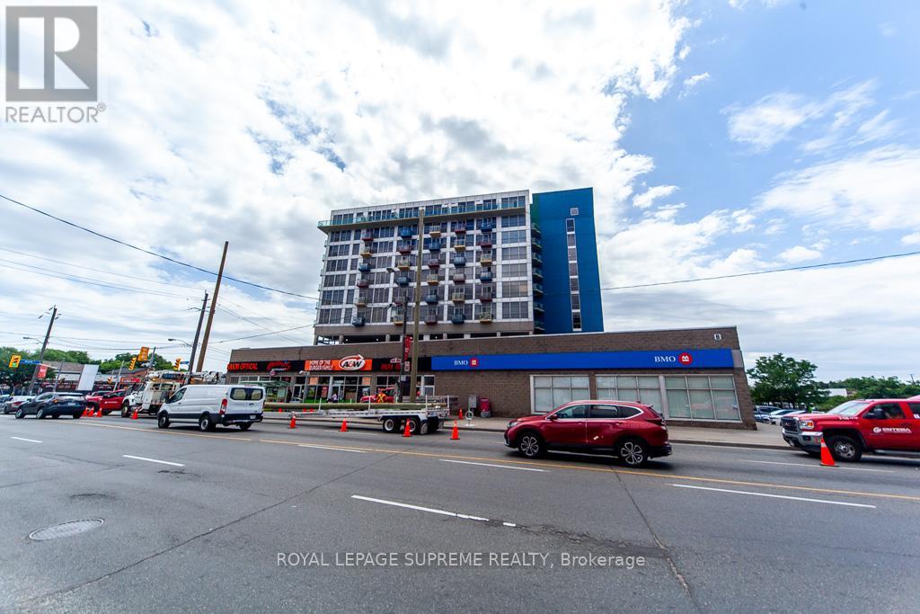 202 1600 Keele St, Toronto, ON M6N 5J1