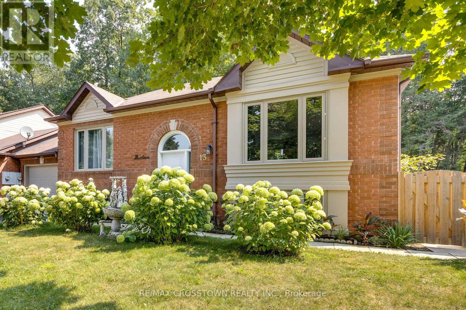 13 Harbour Cres, Wasaga Beach, ON L9Z 1G4