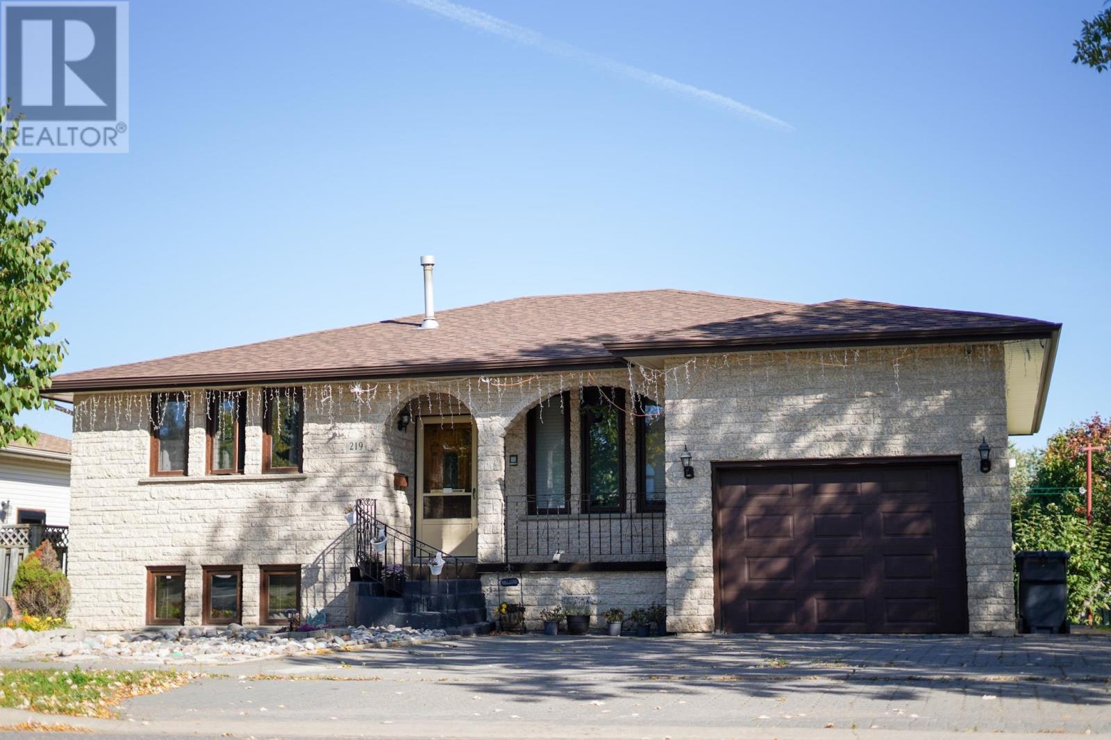 219 London St, Thunder Bay, ON P7A 7Z6