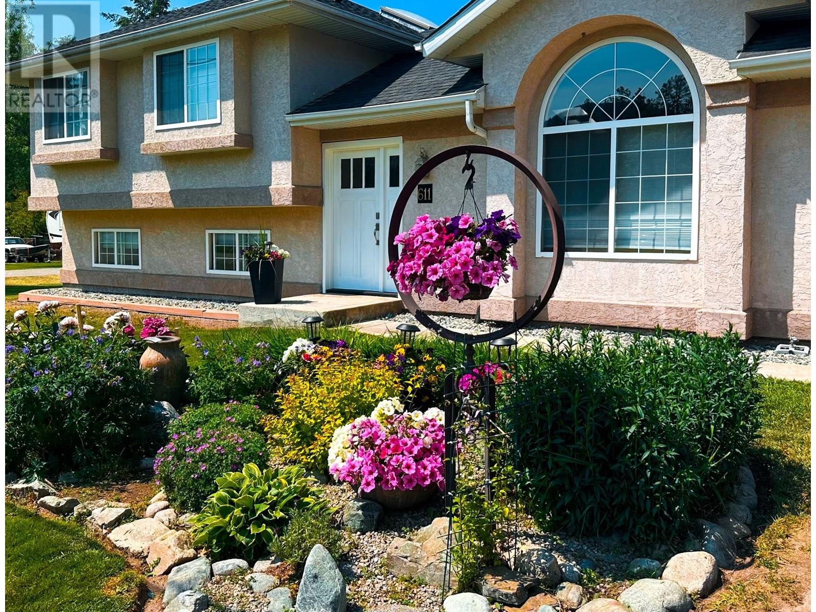 611 Gertrude St, Midway, BC V0H 1M0