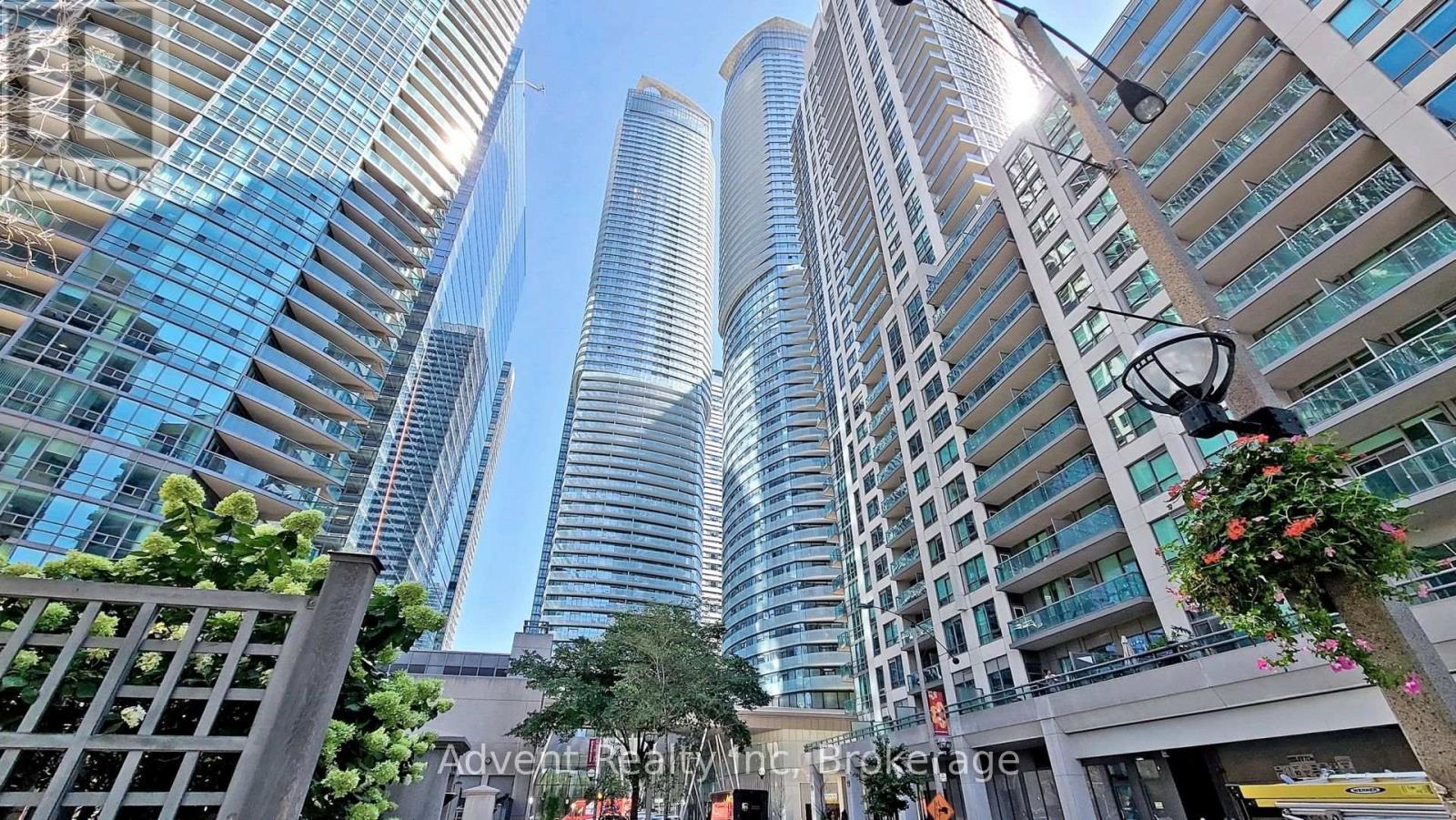 2306 14 York St, Toronto, ON M5J 0B1