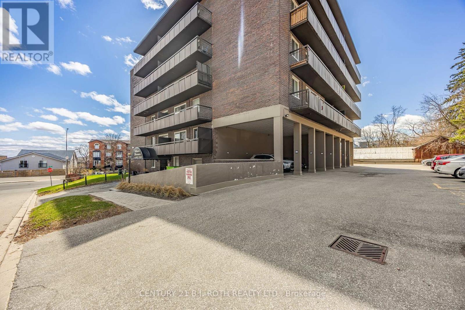 32 2 Albert St, Barrie, ON L4M 3S4