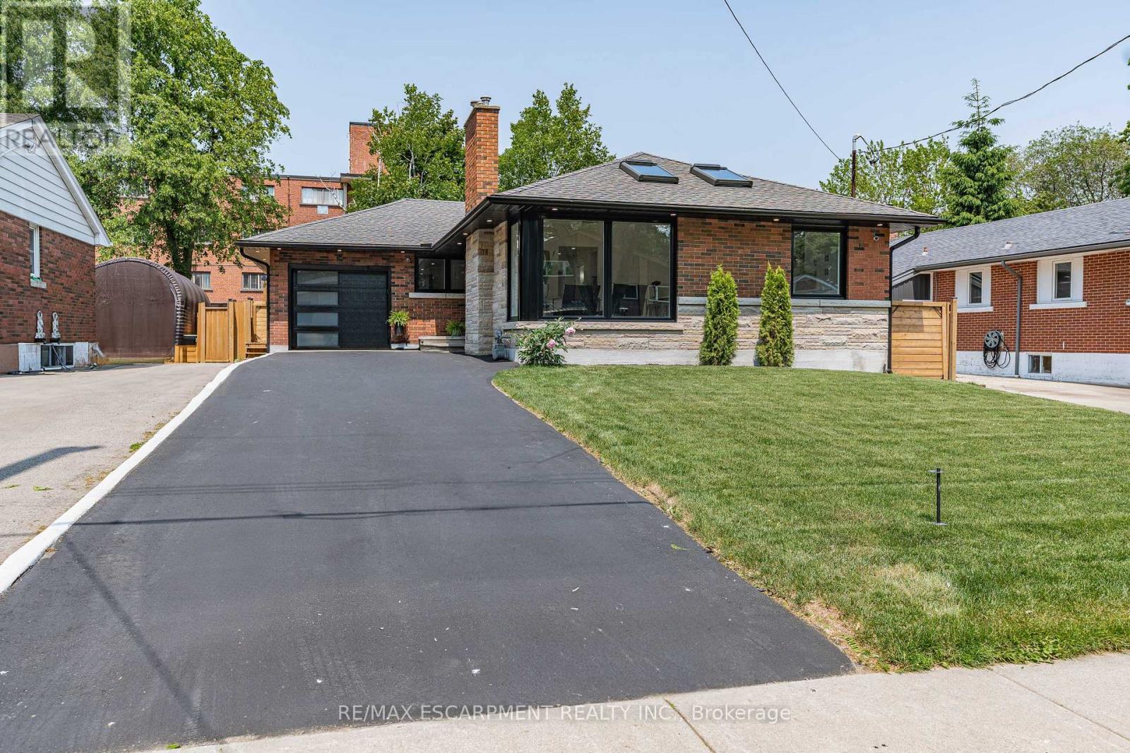 15 Hardale Cres, Hamilton, ON L8T 1X7
