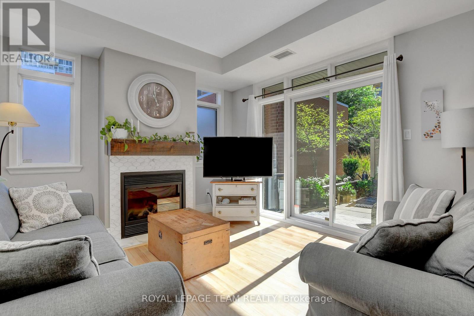 102 400 Mcleod St, Ottawa, ON K2P 1A6