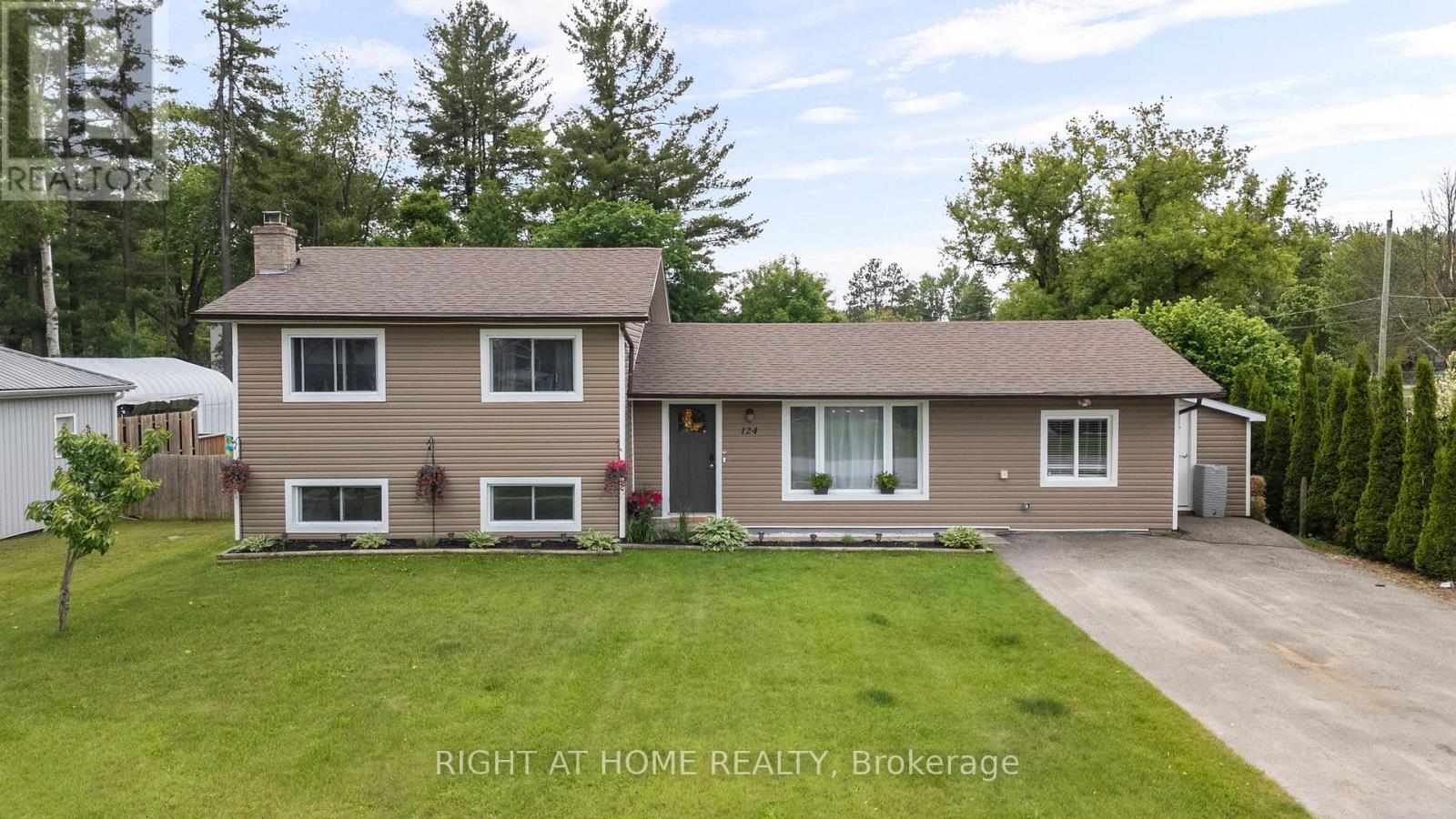 124 Sydenham St, Essa, ON L0M 1B0