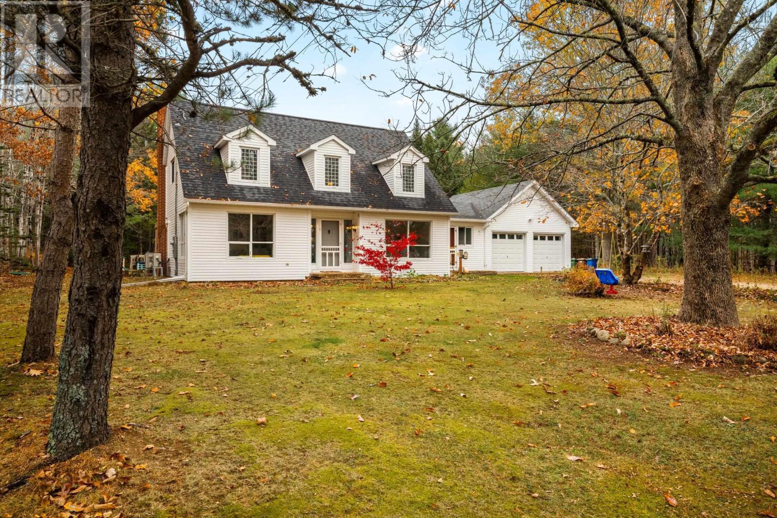 574 Woodstock Rd, Lunenburg, NS B0J 2E0