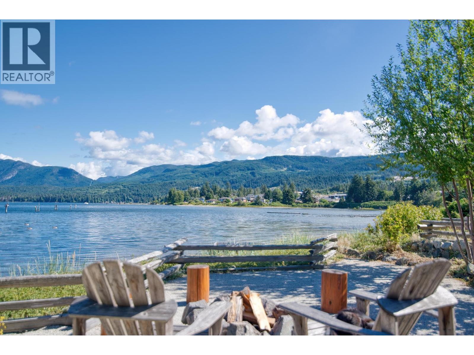 5672 Osprey St, Sechelt, BC V0N 3A0