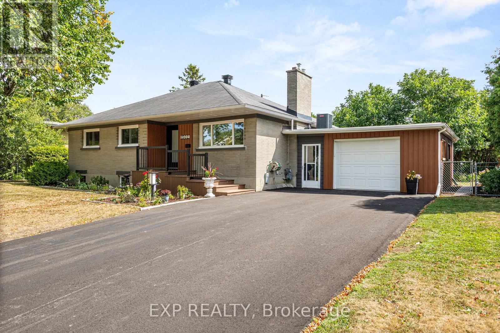 1502 Farnsworth Ave, Ottawa, ON K1H 7C3