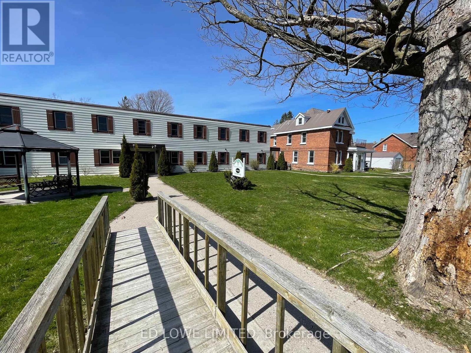 39 Poyntz St, Penetanguishene, ON L9M 1N5