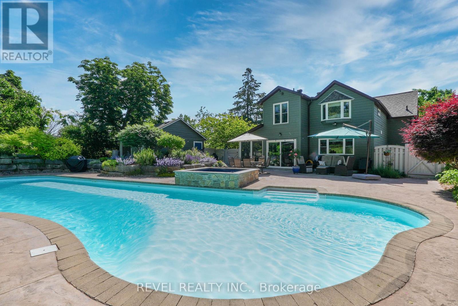 42 Dalton St, Barrie, ON L4N 1M3