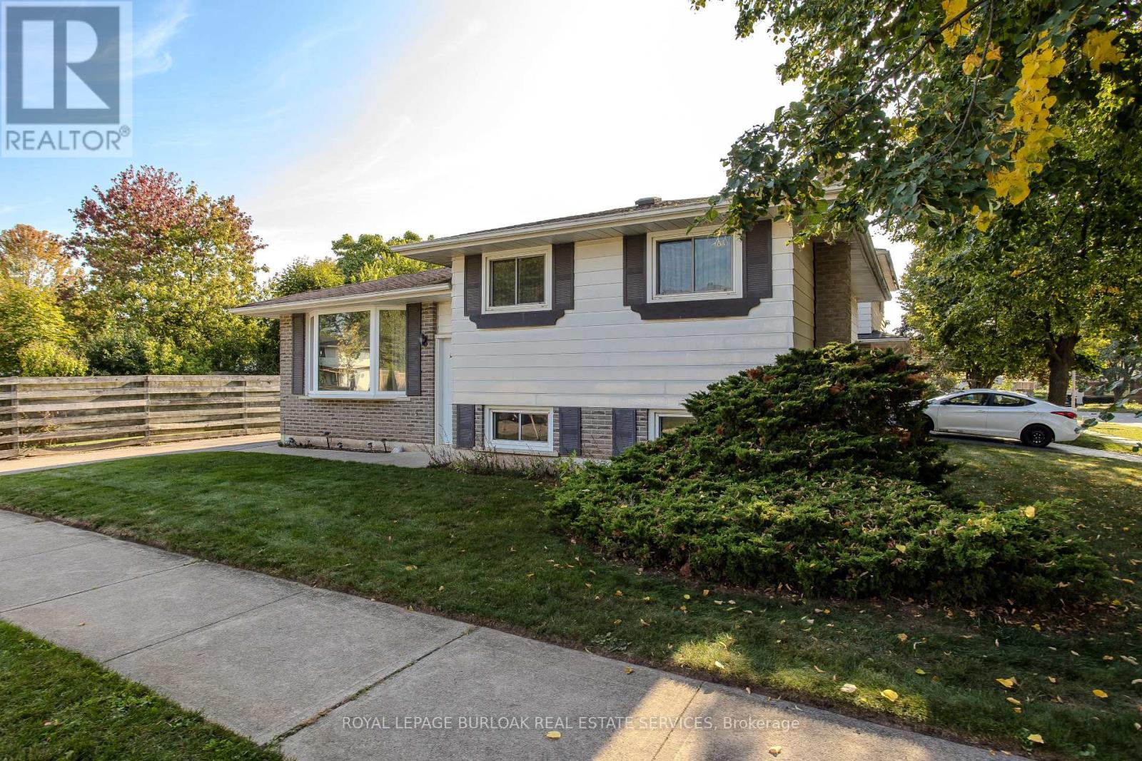 196 Mendel Ct, Oakville, ON L6H 1G8