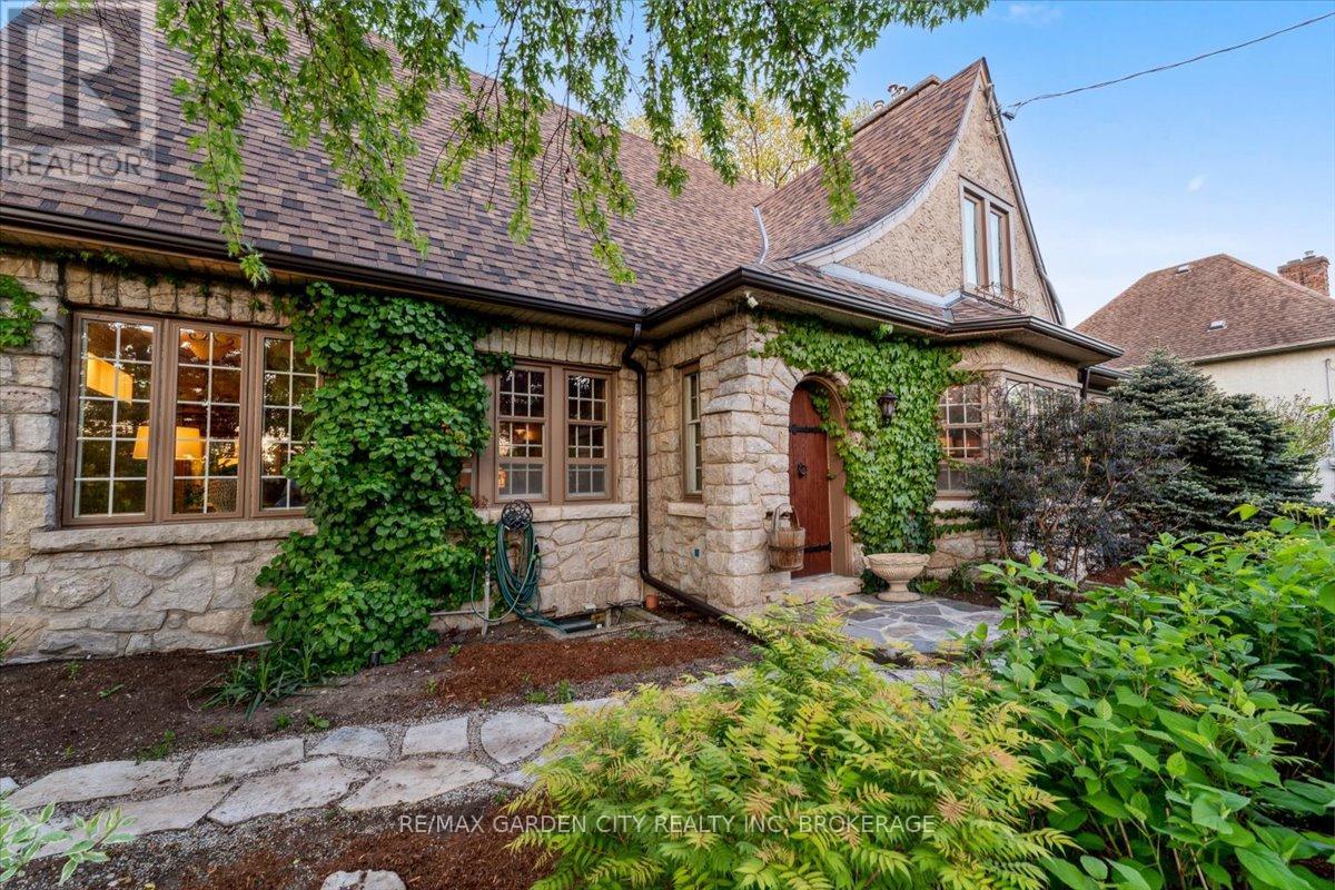 1 Glenridge Ave, St. Catharines, ON L2R 4W5