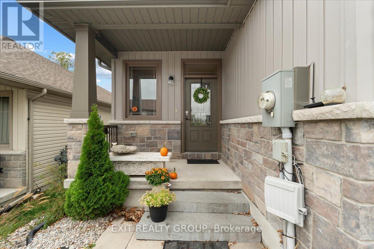 35 Ledgerock Ct, Quinte West, ON K8R 1G3
