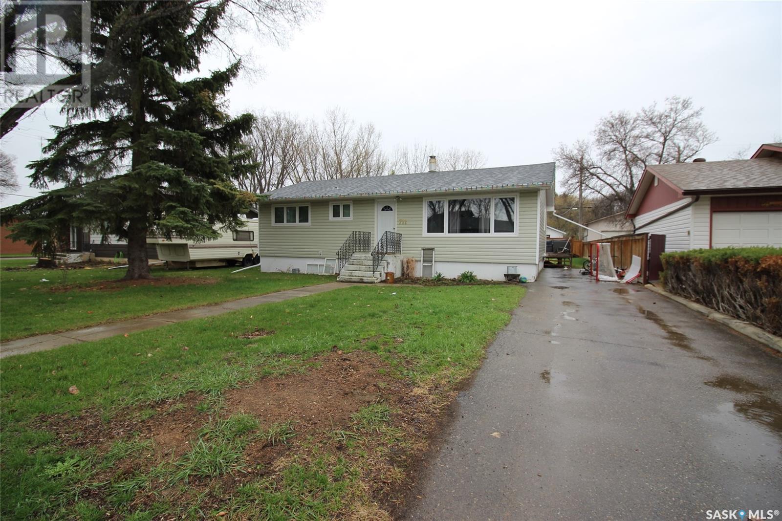 711 4 Street East, Shaunavon, SK S0N 2M0