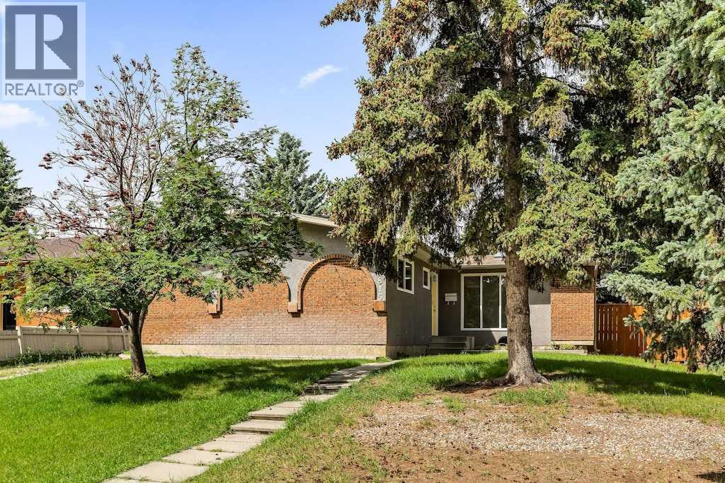 10815 Brae Pl SW, Calgary, AB T2W 1E4