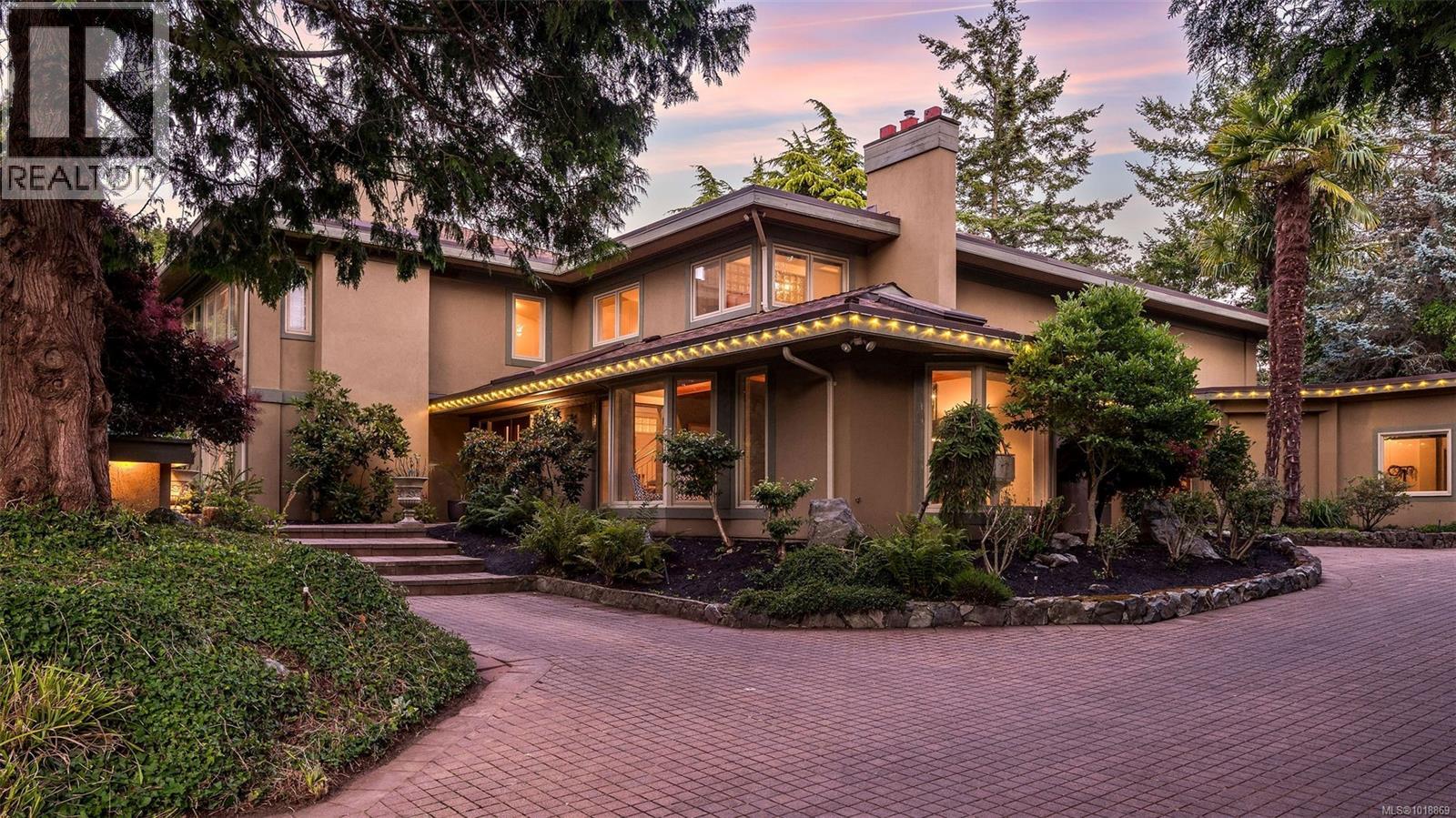 2895 Lansdowne Rd, Oak Bay, BC V8R 3P8