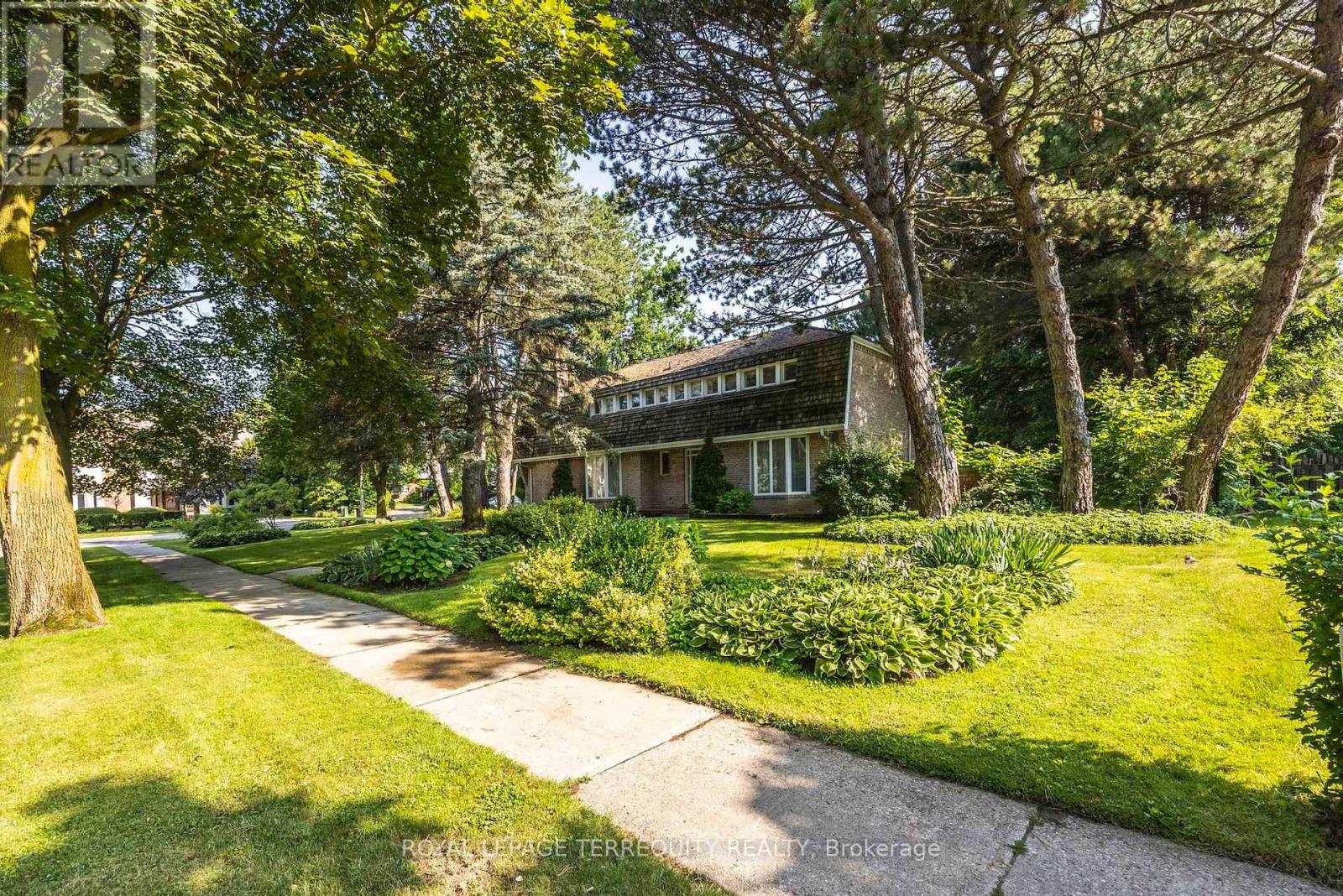 2 Chieftain Cres, Toronto, ON M2L 2H4