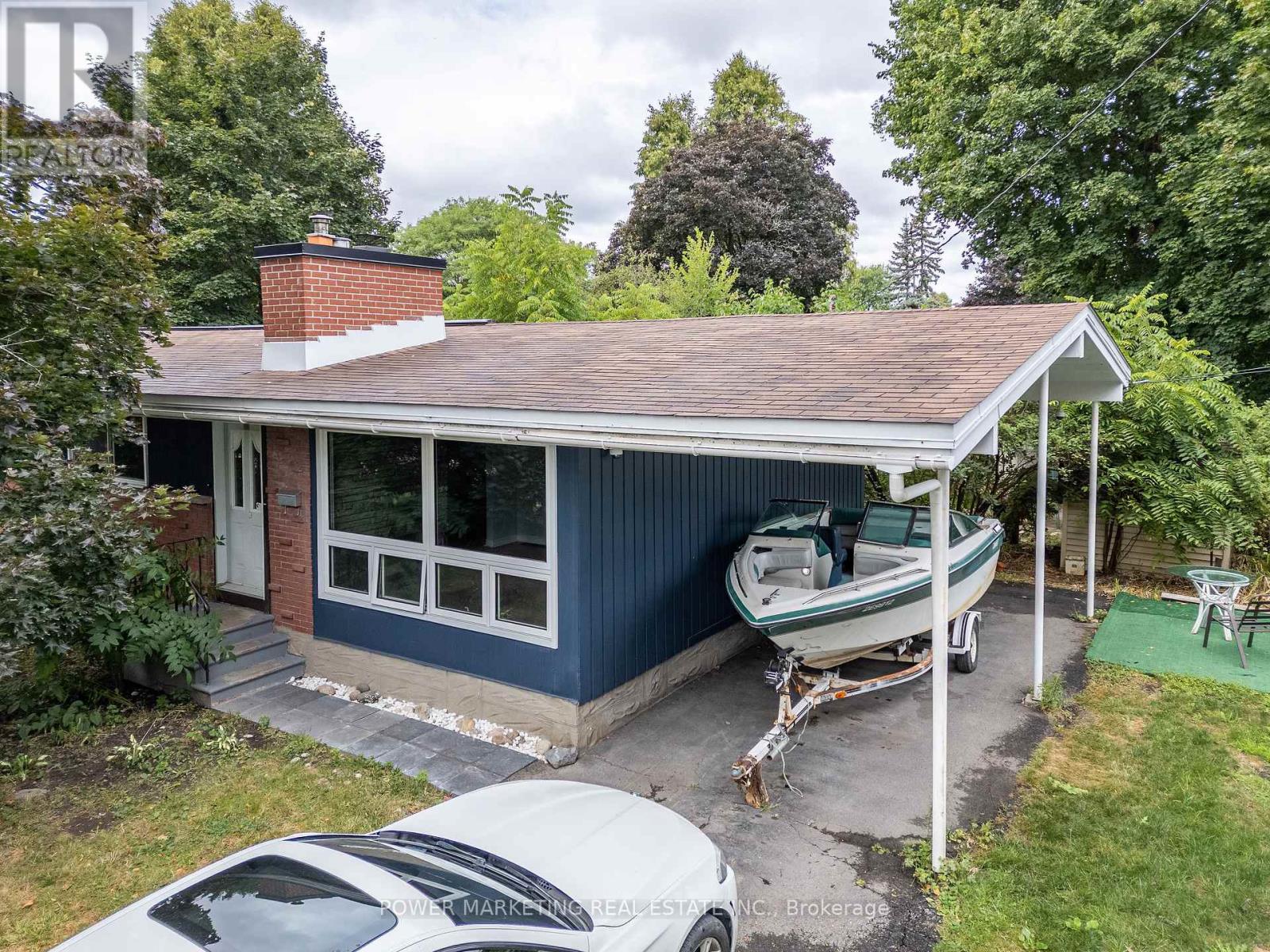 935 Goren Ave, Ottawa, ON K1S 1N4