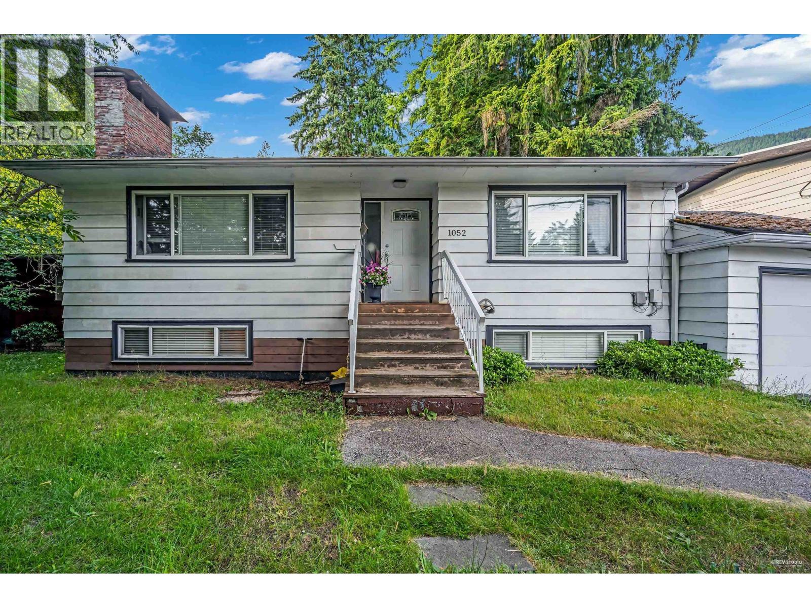 1052 Montroyal Blvd, North Vancouver, BC V7R 2H4