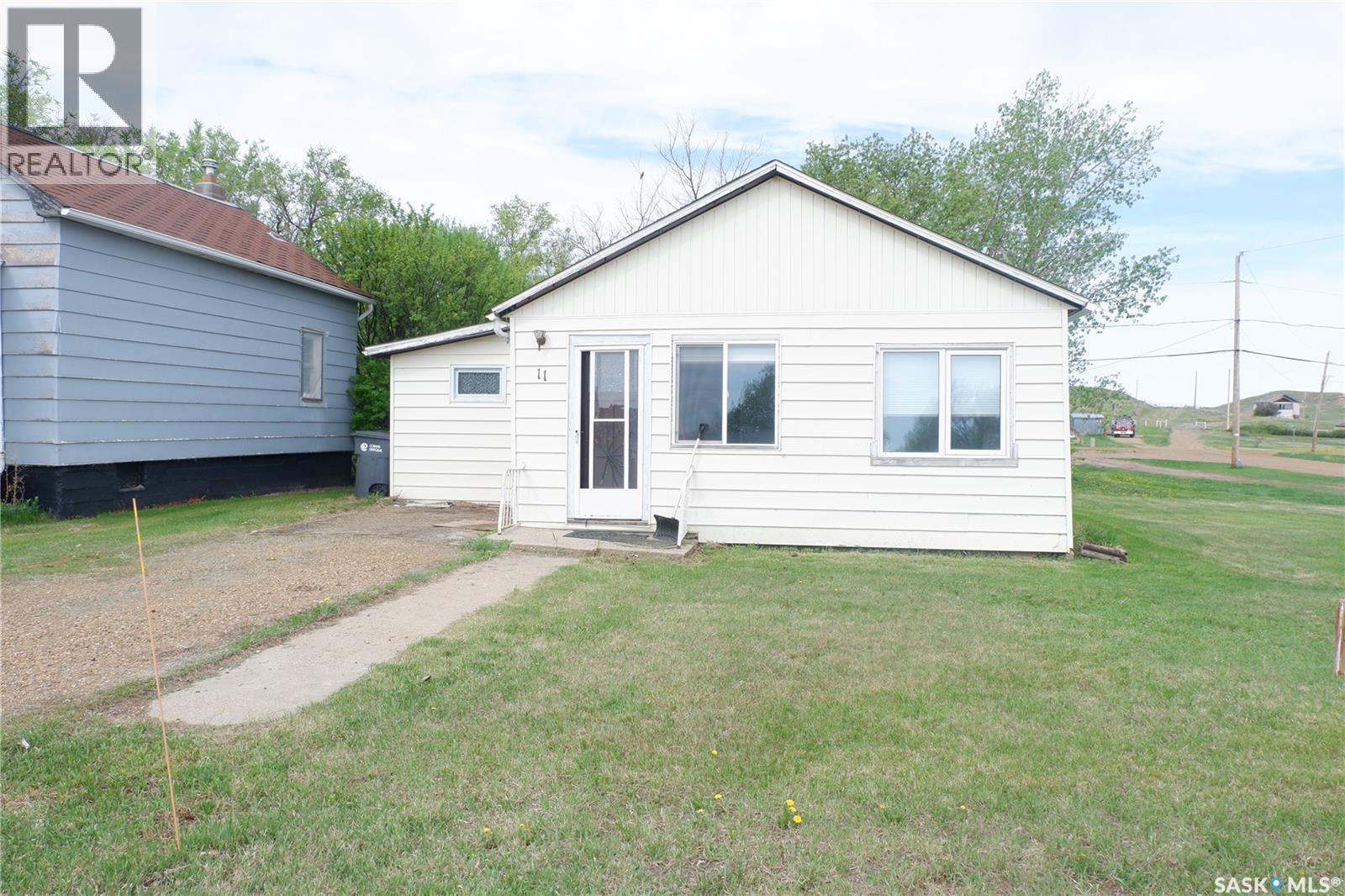 11 B Ave, Willow Bunch, SK S0H 4K0