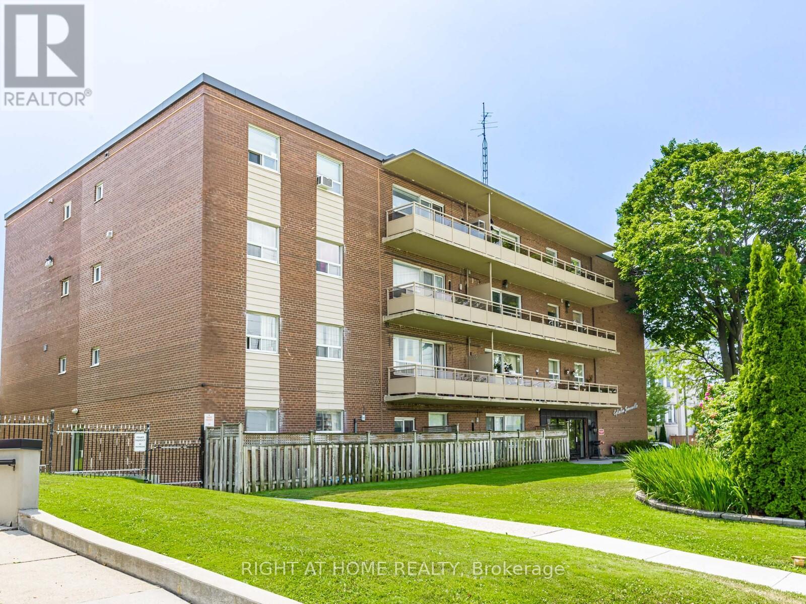 104 71 Jonesville Cres, Toronto, ON M4A 1H1