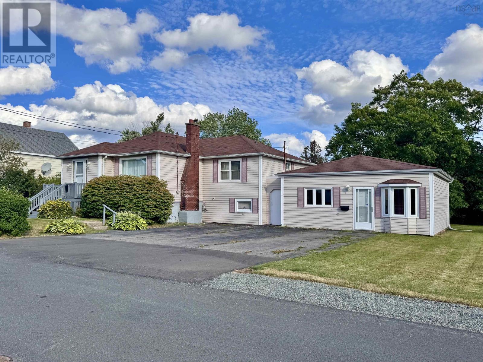 163 Upper Mclean St, Glace Bay, NS B1A 2L4