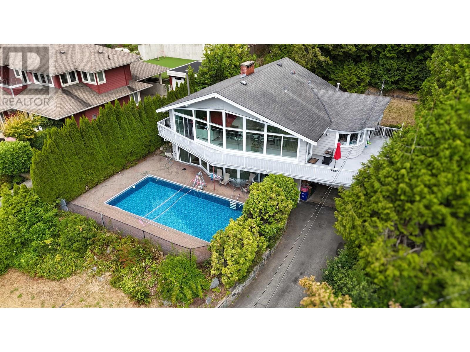 1725 Rosebery Ave, West Vancouver, BC V7V 2Z5