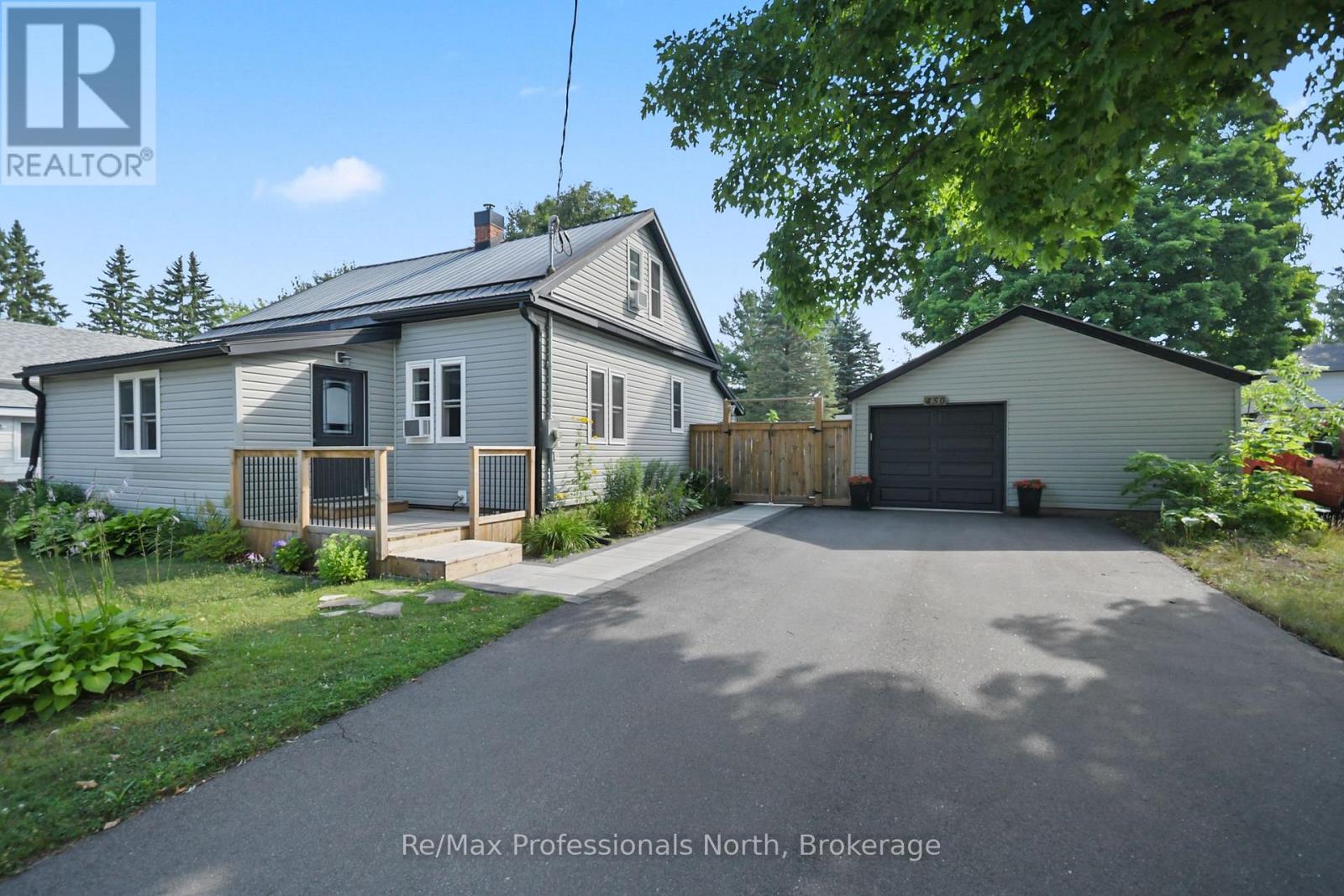 450 Mary St N, Gravenhurst, ON P1P 1G1